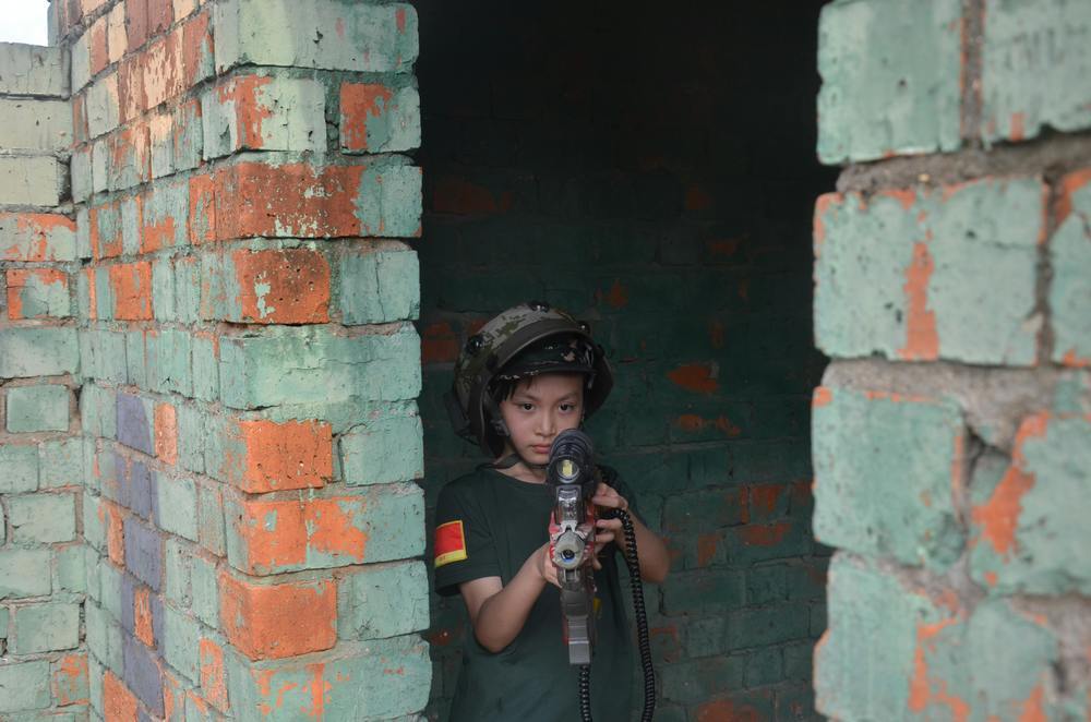 Een kind in een militair uniform?
